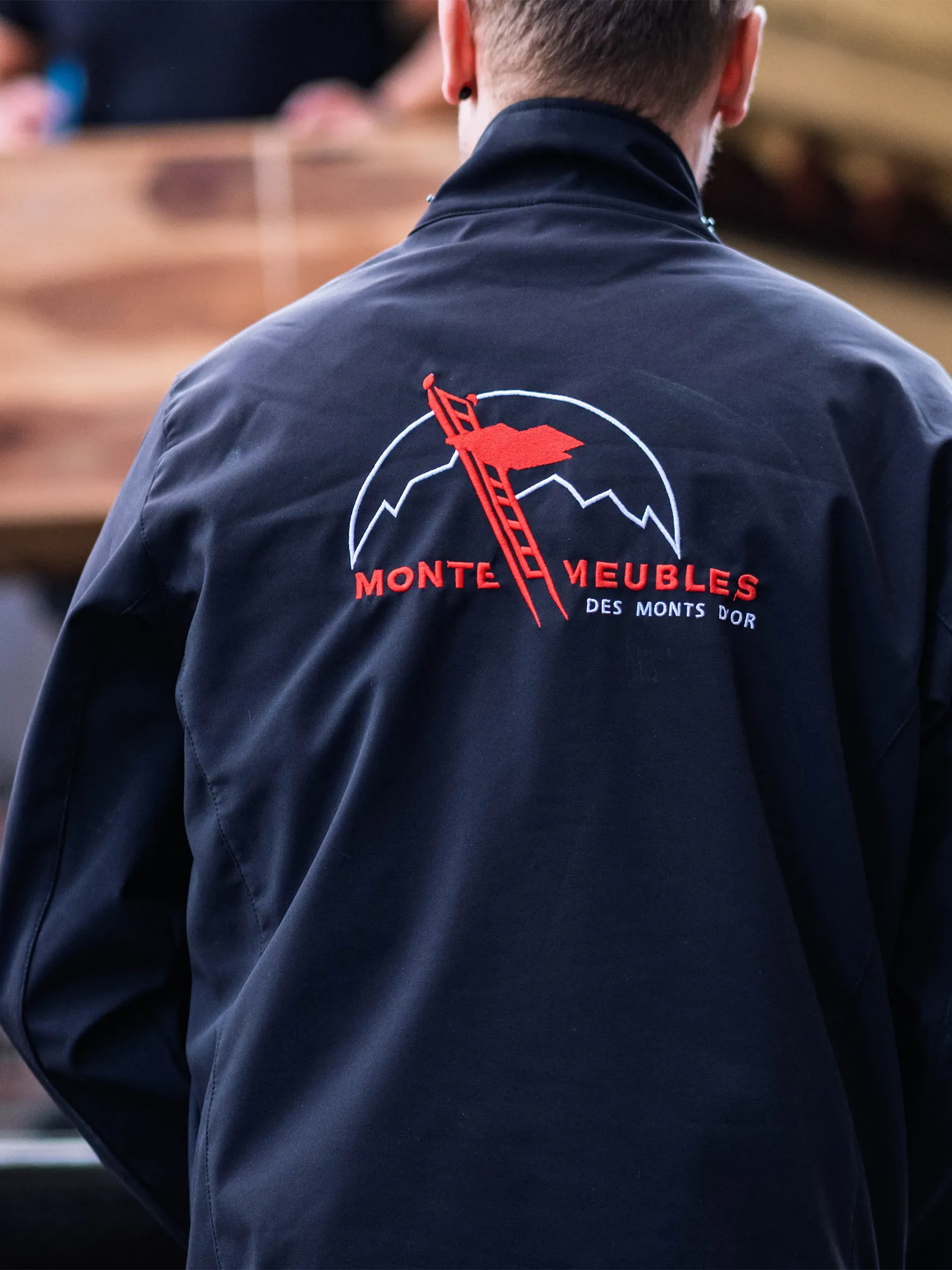 Membre de l'équipe Monte-Meubles des Monts d'Or en tenue