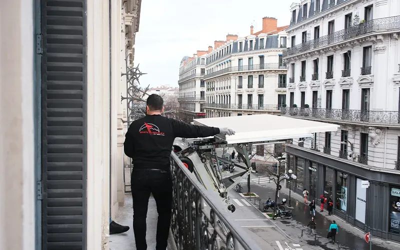 Réception d'un meuble au balcon d'un appartement à Lyon