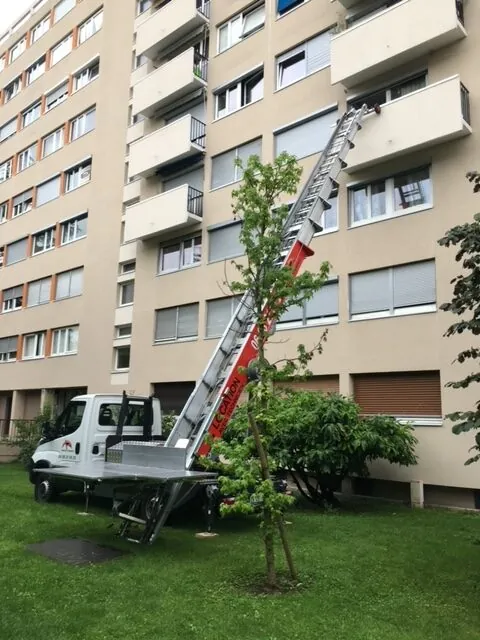 Échelle de monte-meubles déployée sur un immeuble résidentiel à Lyon